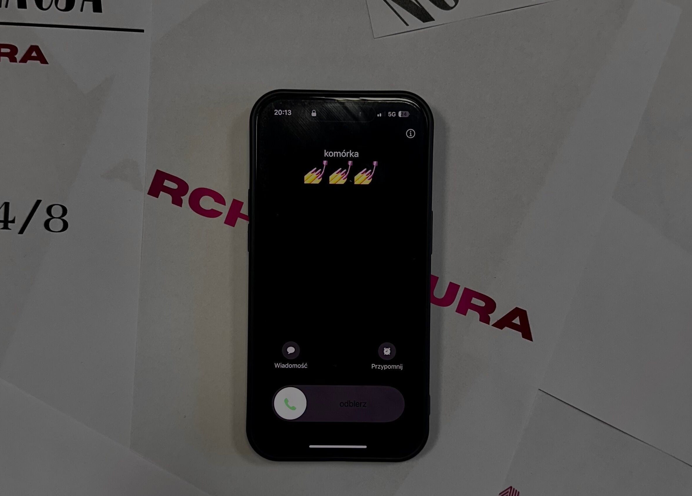 Telefon na tle ulotek Architektura, Wieluń, Województwo Łódzkie, PL, z elementami na temat stylizacji paznokci.