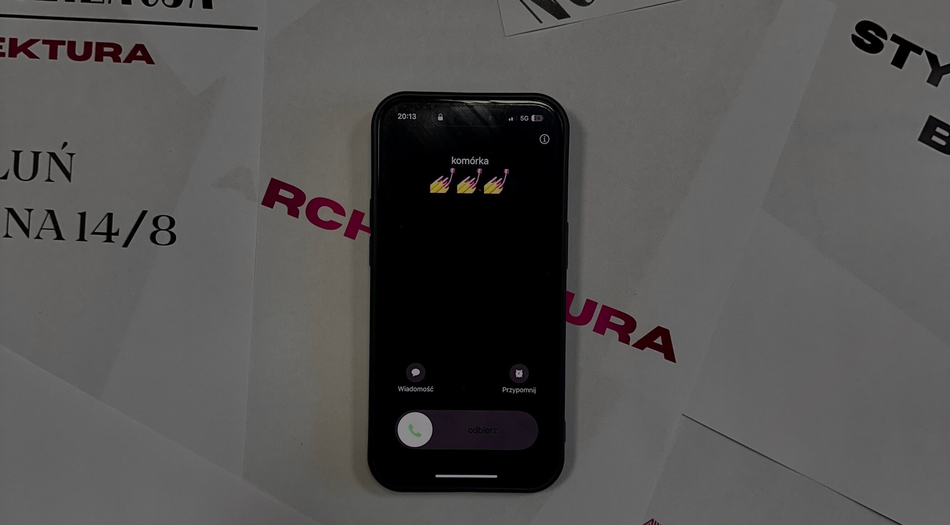 Telefon na tle ulotek Architektura, Wieluń, Województwo Łódzkie, PL, z elementami na temat stylizacji paznokci.