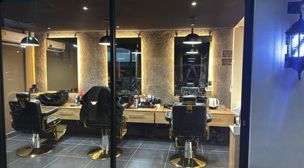 Interior moderno de ELITE BARBER NAILS en Envigado, Antioquia, CO con sillas de barbero y espejo luminoso.