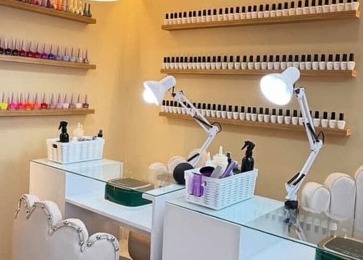 Estación de manicura en Elite Barber Nails, Envigado, Antioquia, CO, decorada con esmaltes coloridos.