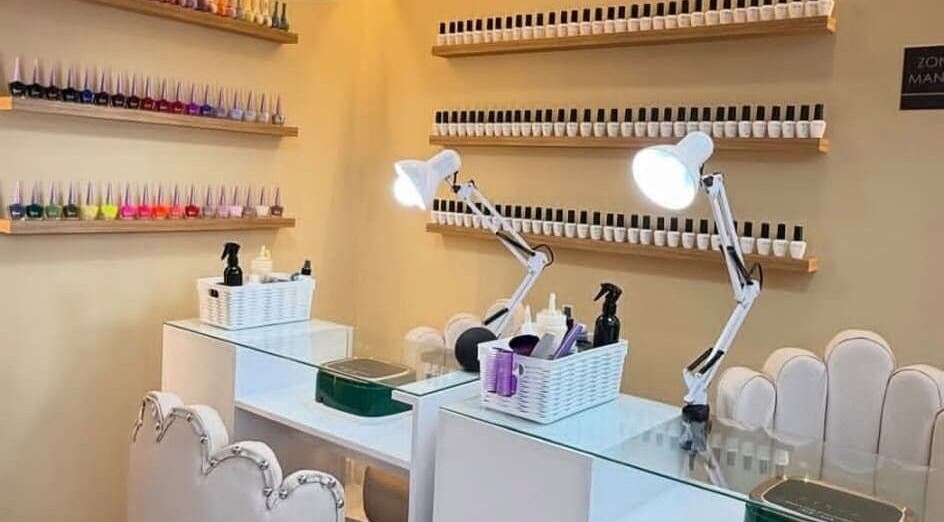 Estación de manicura en Elite Barber Nails, Envigado, Antioquia, CO, decorada con esmaltes coloridos.