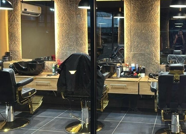 Sillas y espejos modernos en Elite Barber Nails, Envigado, Antioquia, CO.