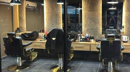 Sillas y espejos modernos en Elite Barber Nails, Envigado, Antioquia, CO.