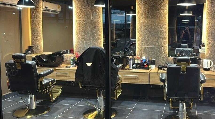 Sillas y espejos modernos en Elite Barber Nails, Envigado, Antioquia, CO.