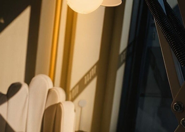 Iluminación cálida en Elite Barber Nails, Envigado, Antioquia, CO resaltando sillas cómodas.