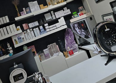 Binnenkant van Beauty by Tanja Shearman in Apeldoorn, Gelderland, NL met producten en apparatuur.