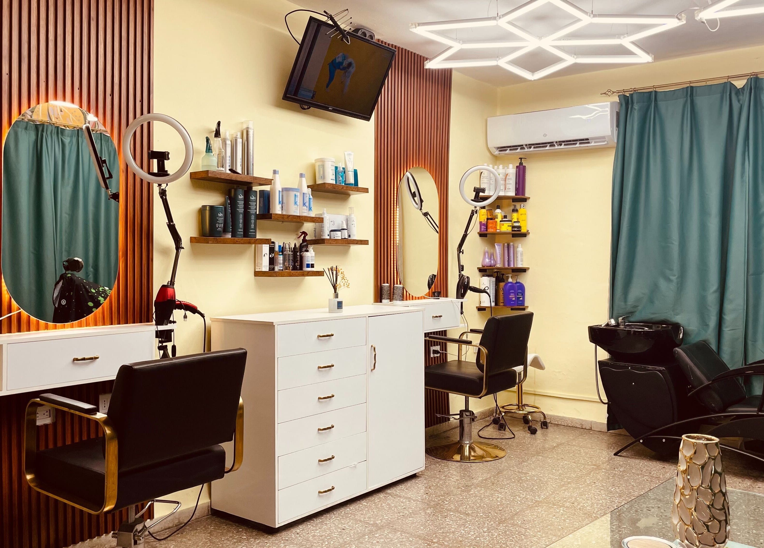 Interior moderno de Venus Salón y Spa, El Naranjito, 10 de Octubre, La Habana, CU con elegantes tocadores.