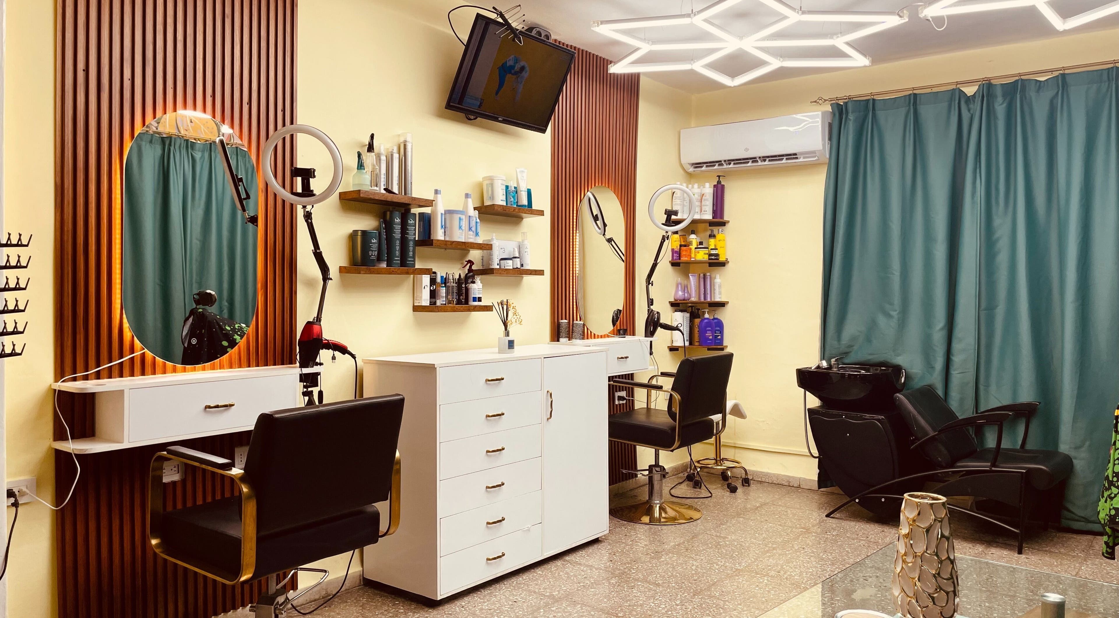 Interior moderno de Venus Salón y Spa, El Naranjito, en 10 de Octubre, La Habana, CU.