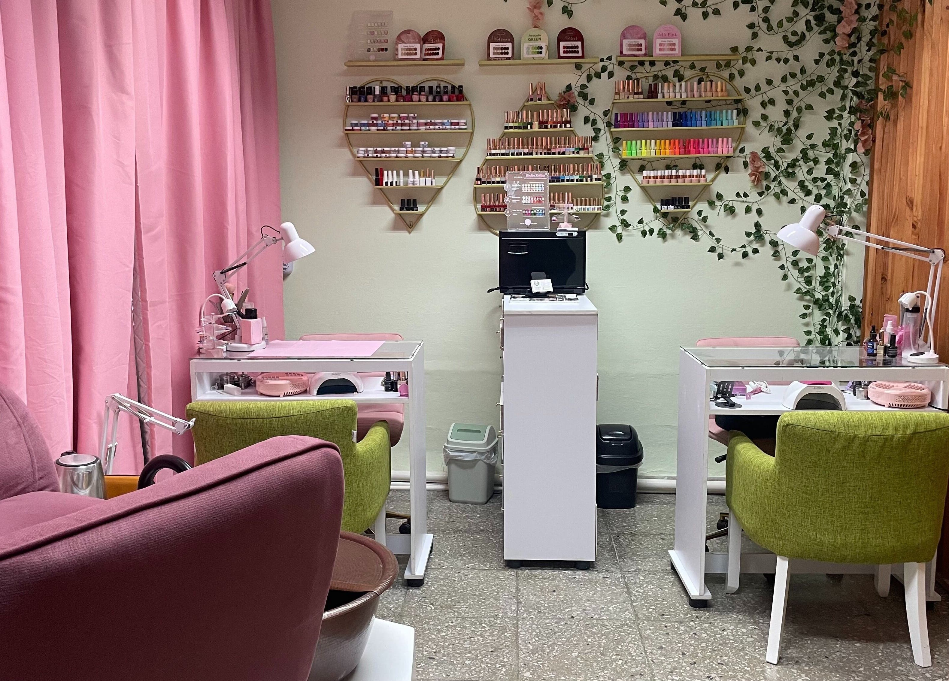 Espacio de manicura en Venus Salón y Spa, El Naranjito, 10 de Octubre, La Habana, CU con un ambiente elegante.