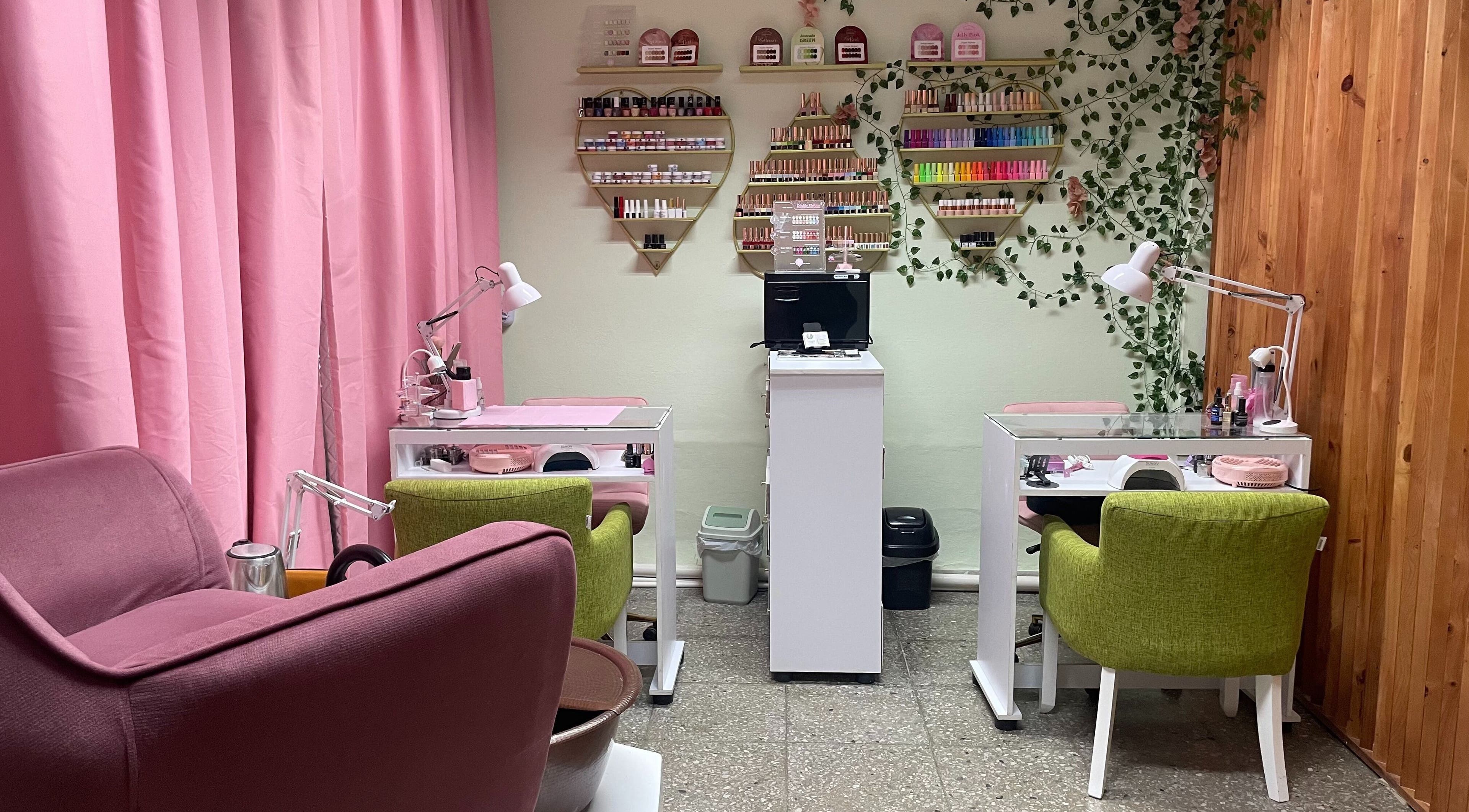 Espacio de manicura en Venus Salón y Spa, El Naranjito, 10 de Octubre, La Habana, CU con un ambiente elegante.