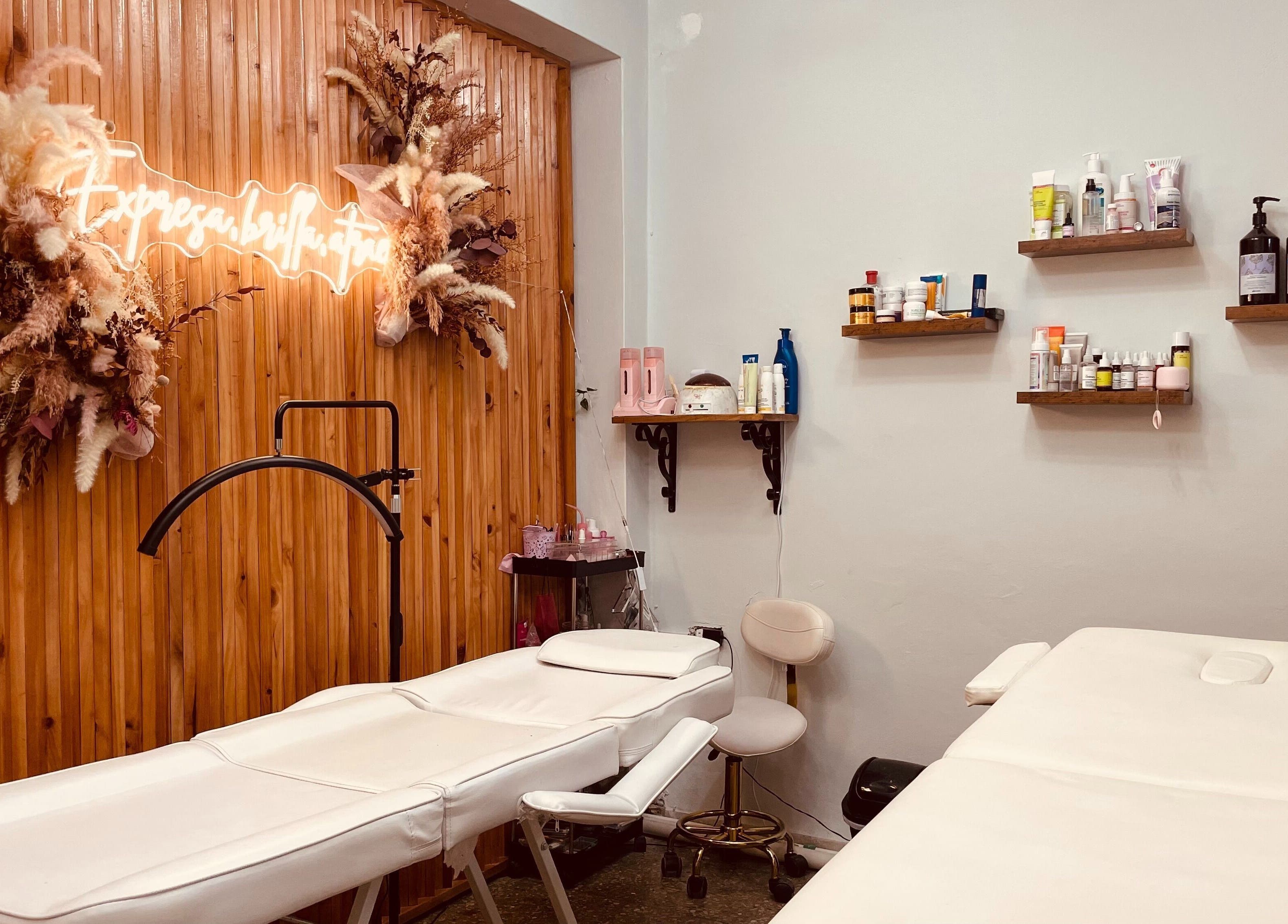 Habitación de spa en Venus Salón y Spa, El Naranjito, 10 de Octubre, La Habana, CU con decoración acogedora.