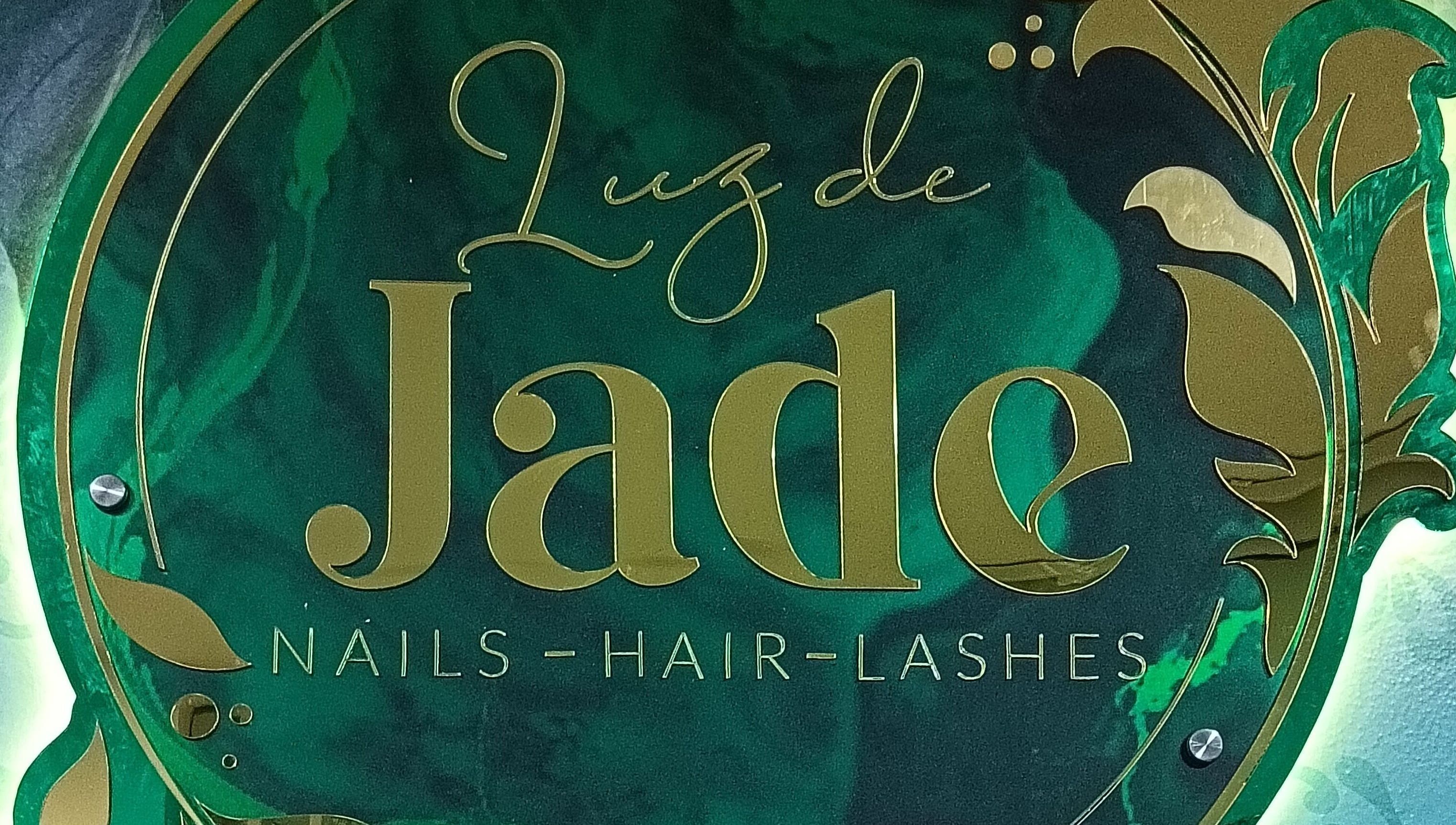 Logotipo verde de 'Luz de Jade', salón de belleza en Neiva, Huila, CO, resaltando servicios de uñas, cabello y pestañas.