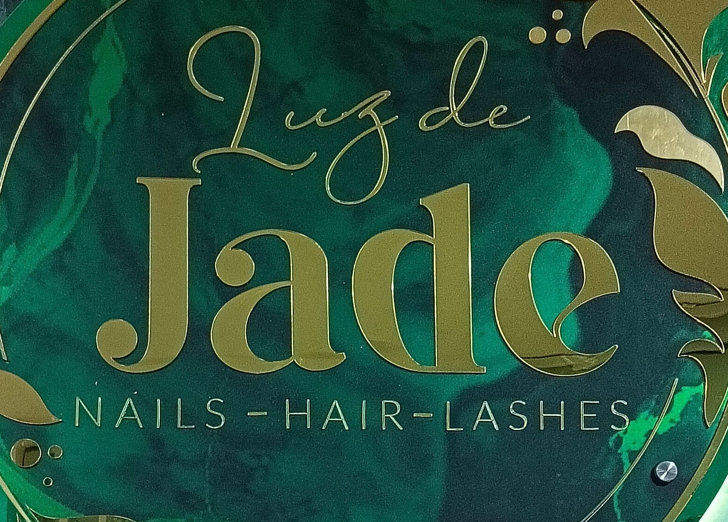 Logotipo verde de 'Luz de Jade', salón de belleza en Neiva, Huila, CO, resaltando servicios de uñas, cabello y pestañas.