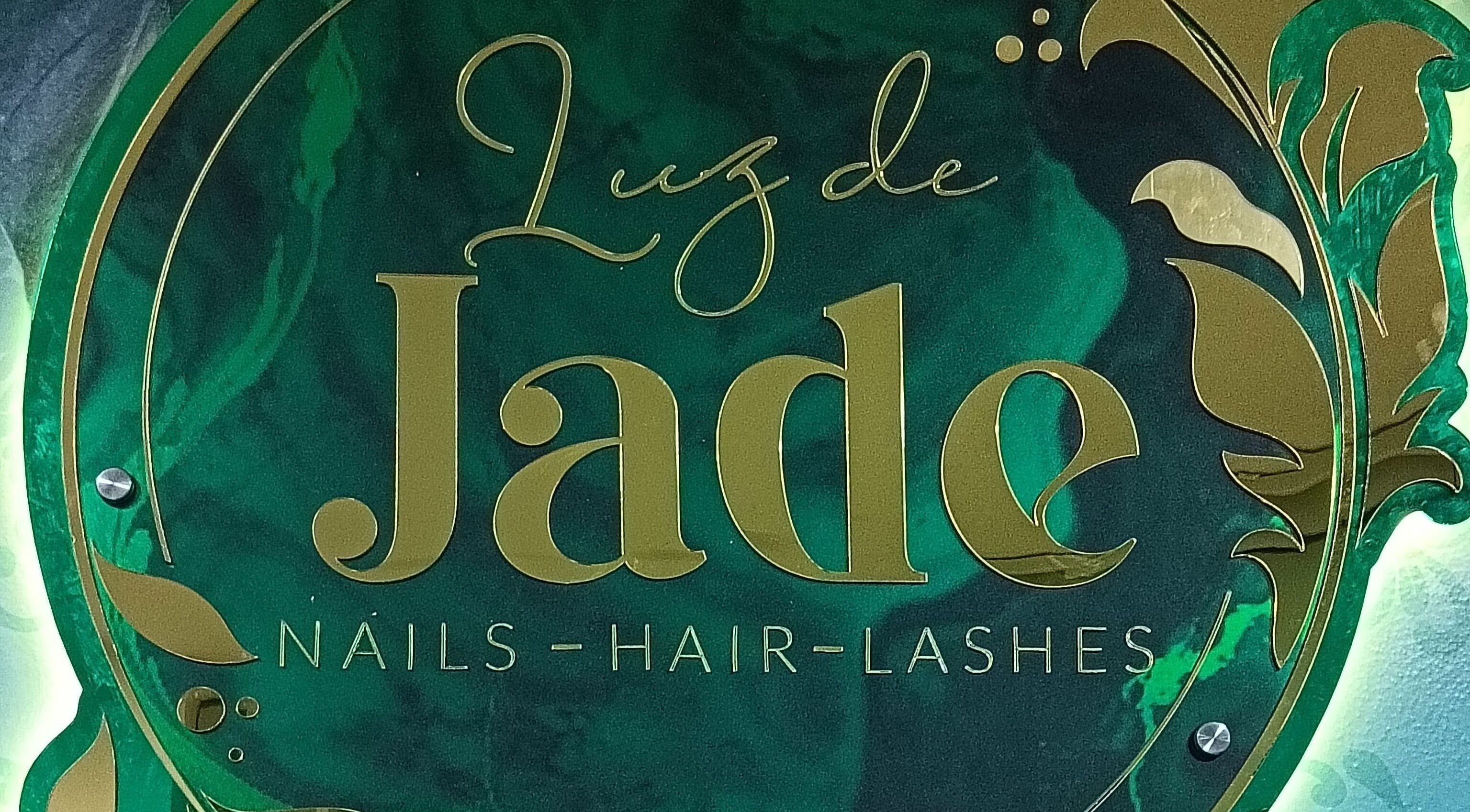 Logotipo verde de 'Luz de Jade', salón de belleza en Neiva, Huila, CO, resaltando servicios de uñas, cabello y pestañas.