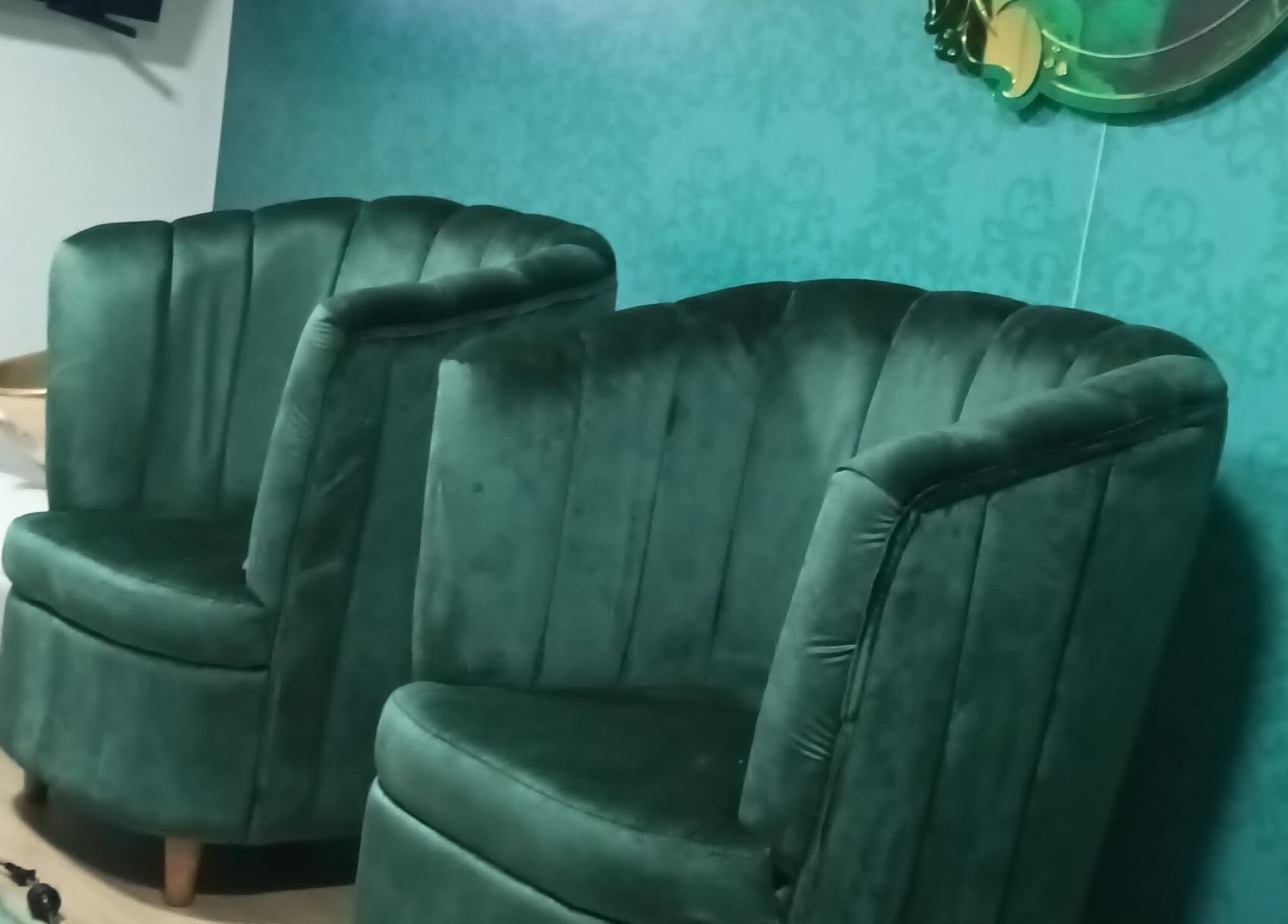 Sillas de terciopelo verde en Luz de Jade, Neiva, Huila, CO. Ambiente acogedor y sofisticado.