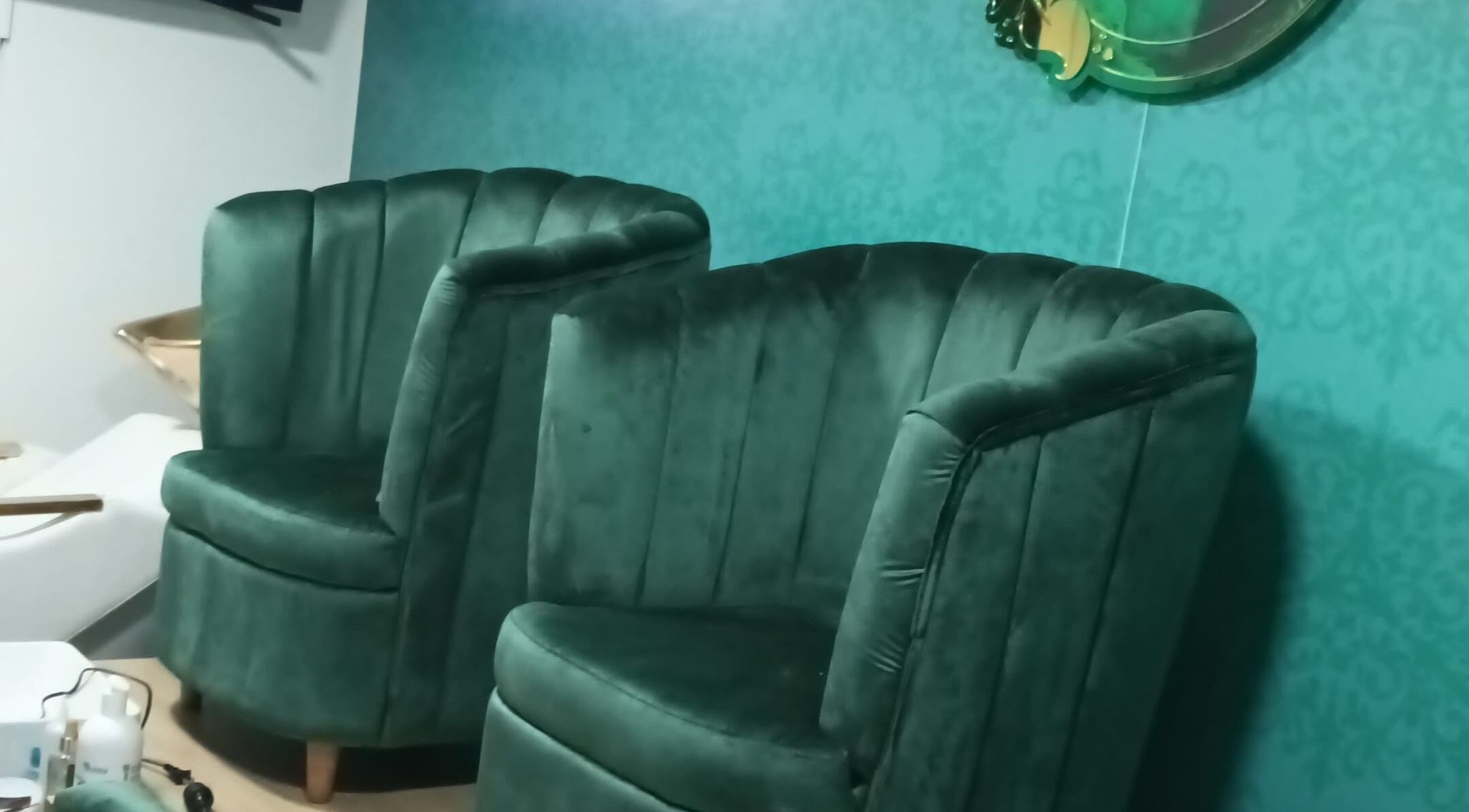 Sillas de terciopelo verde en Luz de Jade, Neiva, Huila, CO. Ambiente acogedor y sofisticado.