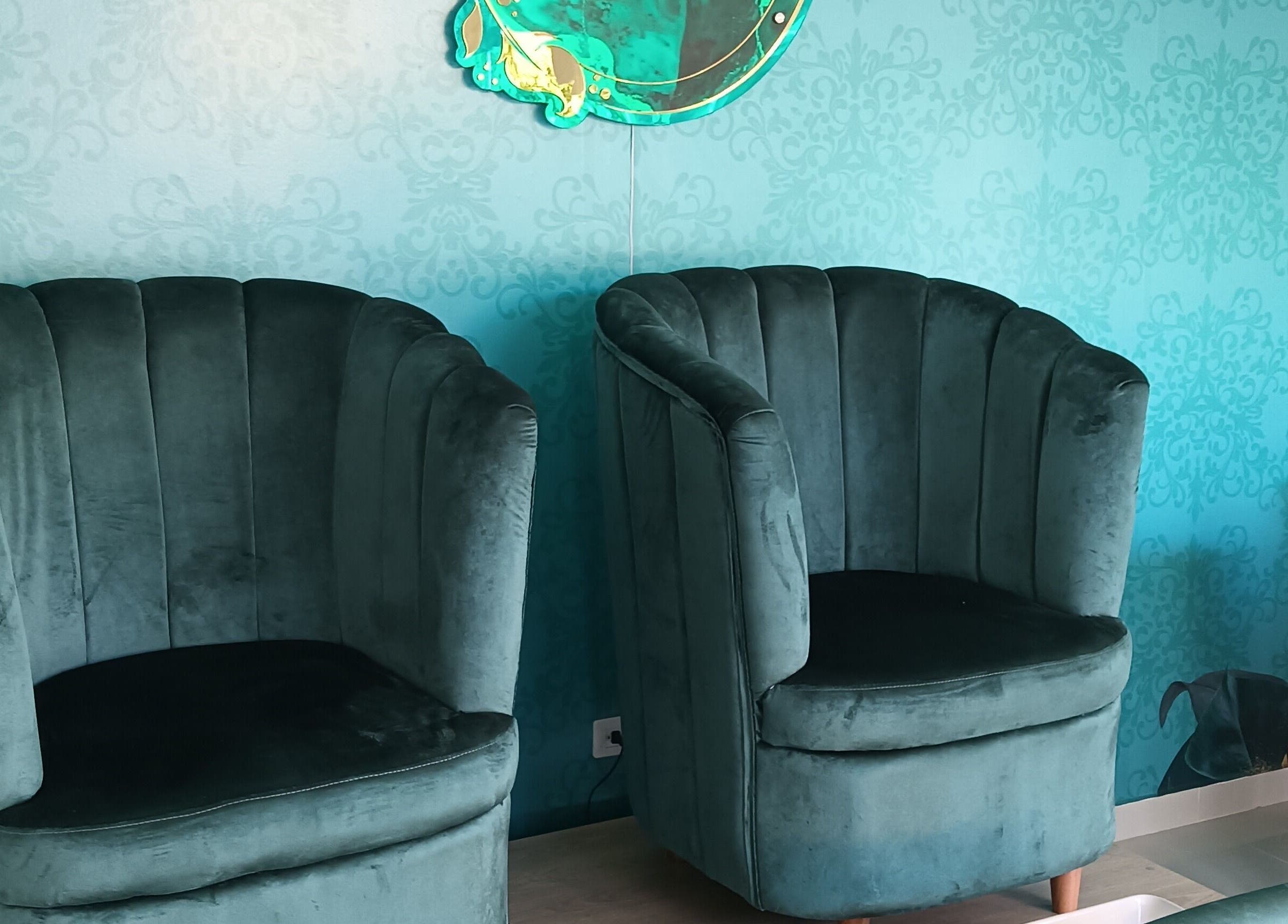 Sillas verdes elegantes en el salón de Luz de Jade, Neiva, Huila, CO, para un ambiente cómodo y lujoso.