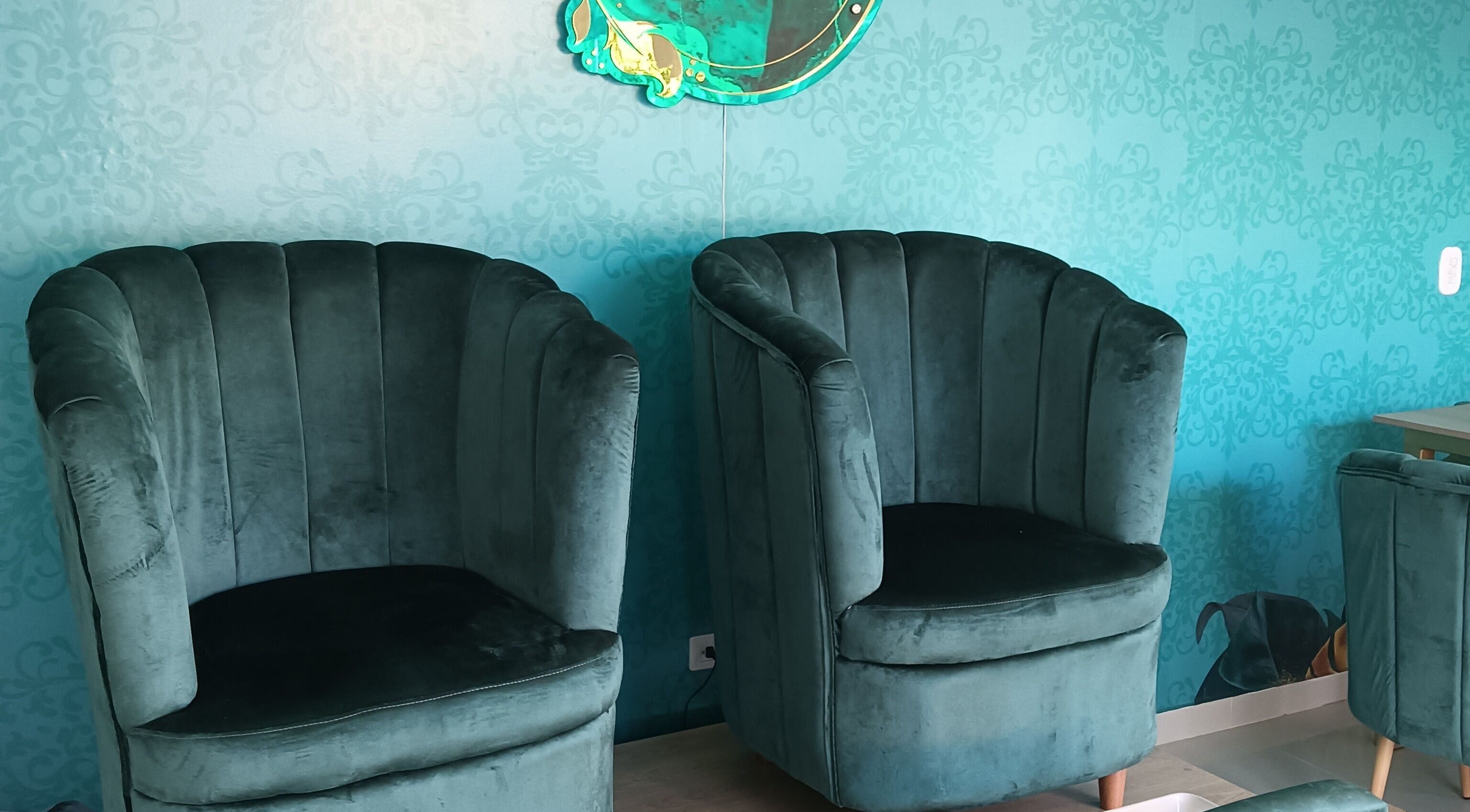 Sillas verdes elegantes en el salón de Luz de Jade, Neiva, Huila, CO, para un ambiente cómodo y lujoso.