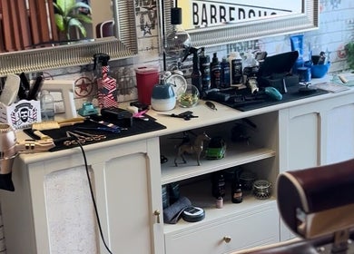 Bancada de barbearia elegante no Ângelo Barber, São Domingos de Rana, Cascais, Tires, PT, repleta de ferramentas.