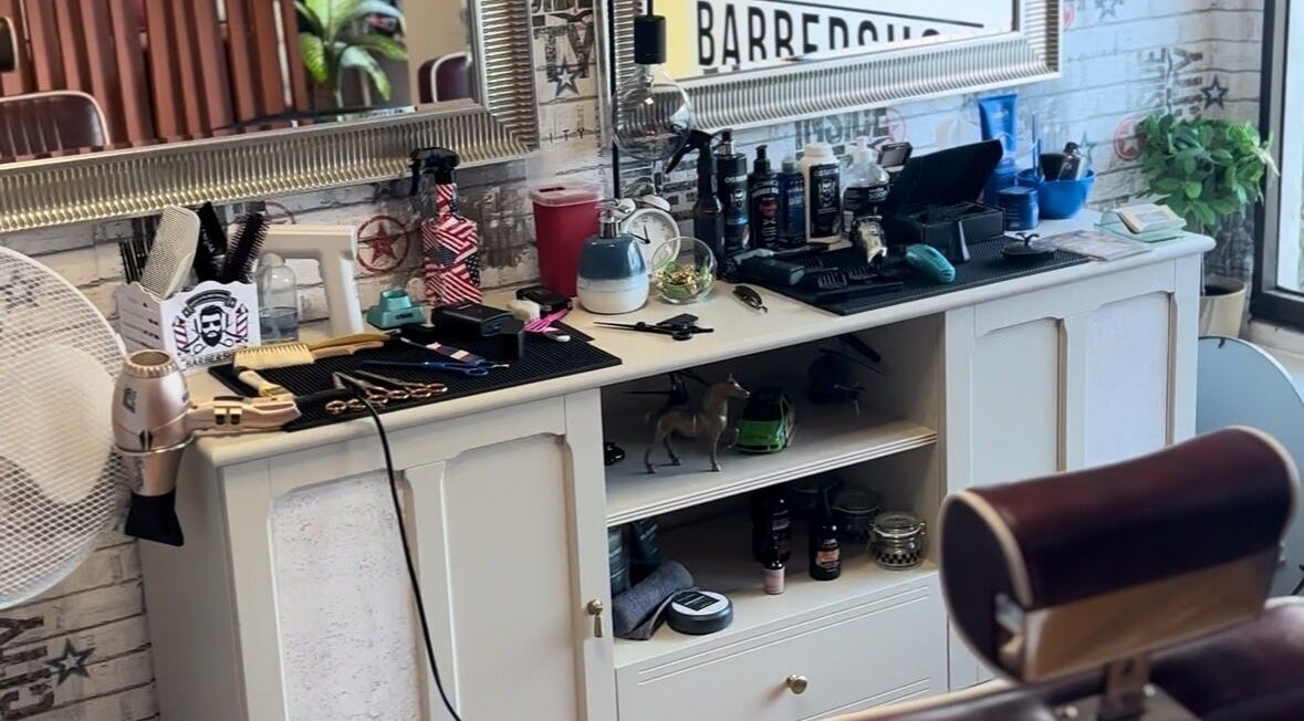 Bancada de barbearia elegante no Ângelo Barber, São Domingos de Rana, Cascais, Tires, PT, repleta de ferramentas.