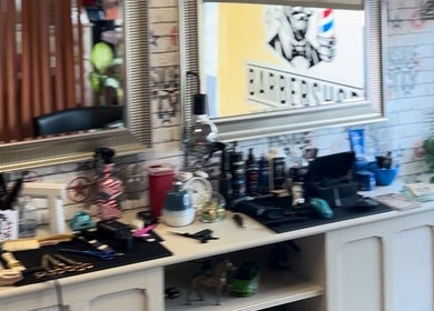 Interior moderno da Ângelo Barber, São Domingos de Rana, Cascais, Tires, PT com espelho e produtos.