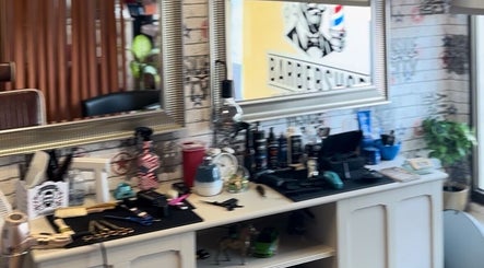 Interior moderno da Ângelo Barber, São Domingos de Rana, Cascais, Tires, PT com espelho e produtos.