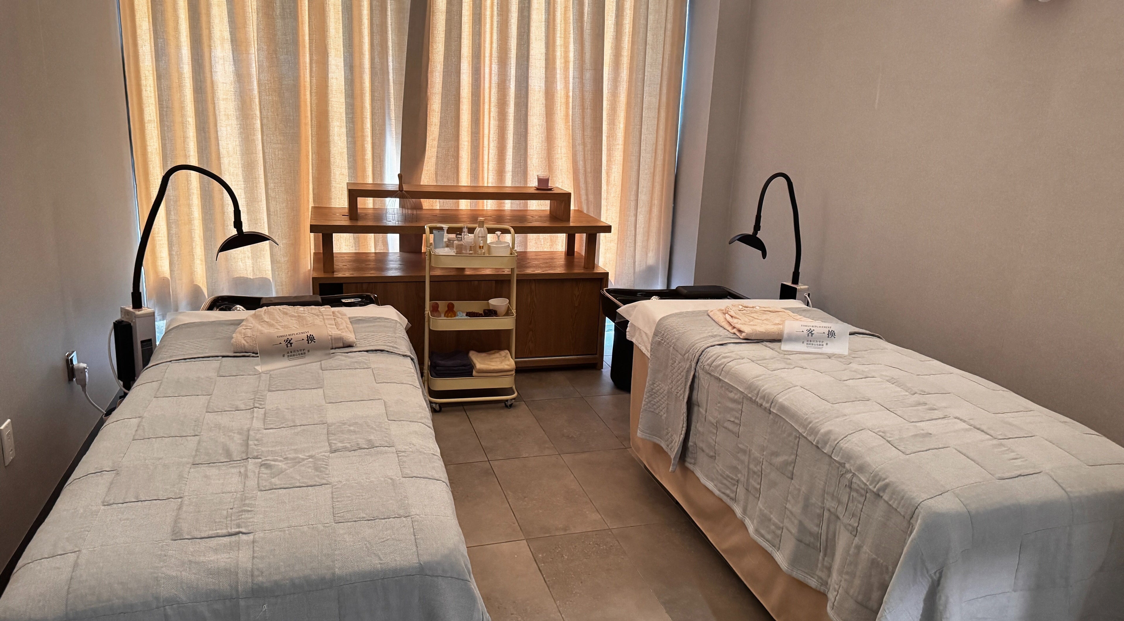 Selah Head Spa位于Richmond Hill, Ontario的舒适双人理疗室。