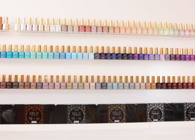 Collection de vernis chez Five Nails Casablanca, Casablanca, Casablanca-settat, MA. Choix coloré et varié.