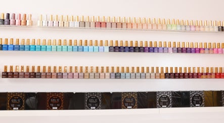 Collection de vernis chez Five Nails Casablanca, Casablanca, Casablanca-settat, MA. Choix coloré et varié.