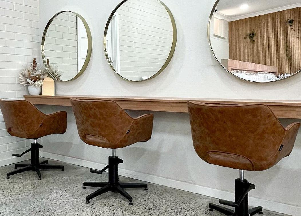 Nuova U Salon mirrors and chairs in Mount Pleasant, Western Australia, AU's elegant setting.