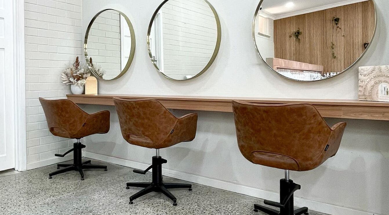 Nuova U Salon mirrors and chairs in Mount Pleasant, Western Australia, AU's elegant setting.