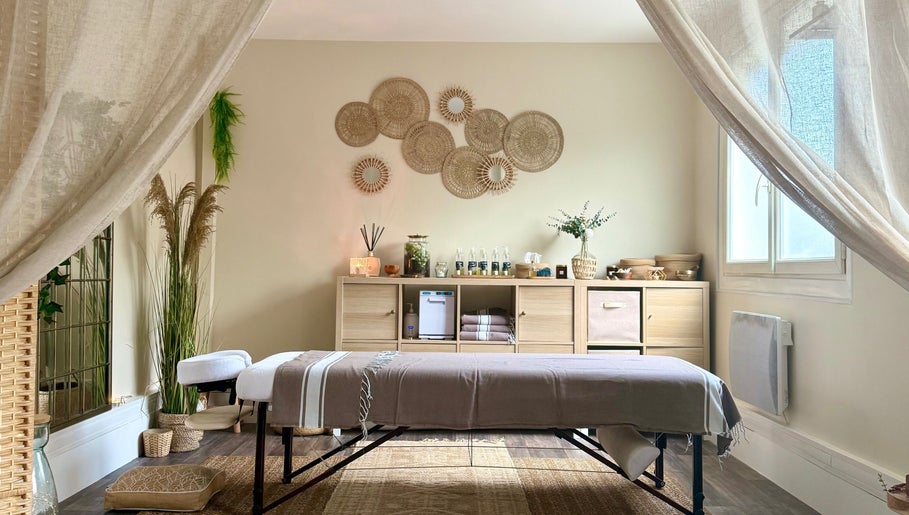 Salle de massage lumineuse chez Ines SELKA - Massage Bien-être, Mantes-la-jolie, Île-de-france, FR.