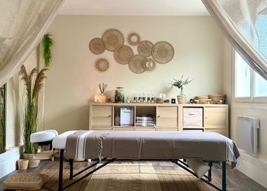 Salle de massage lumineuse chez Ines SELKA - Massage Bien-être, Mantes-la-jolie, Île-de-france, FR.