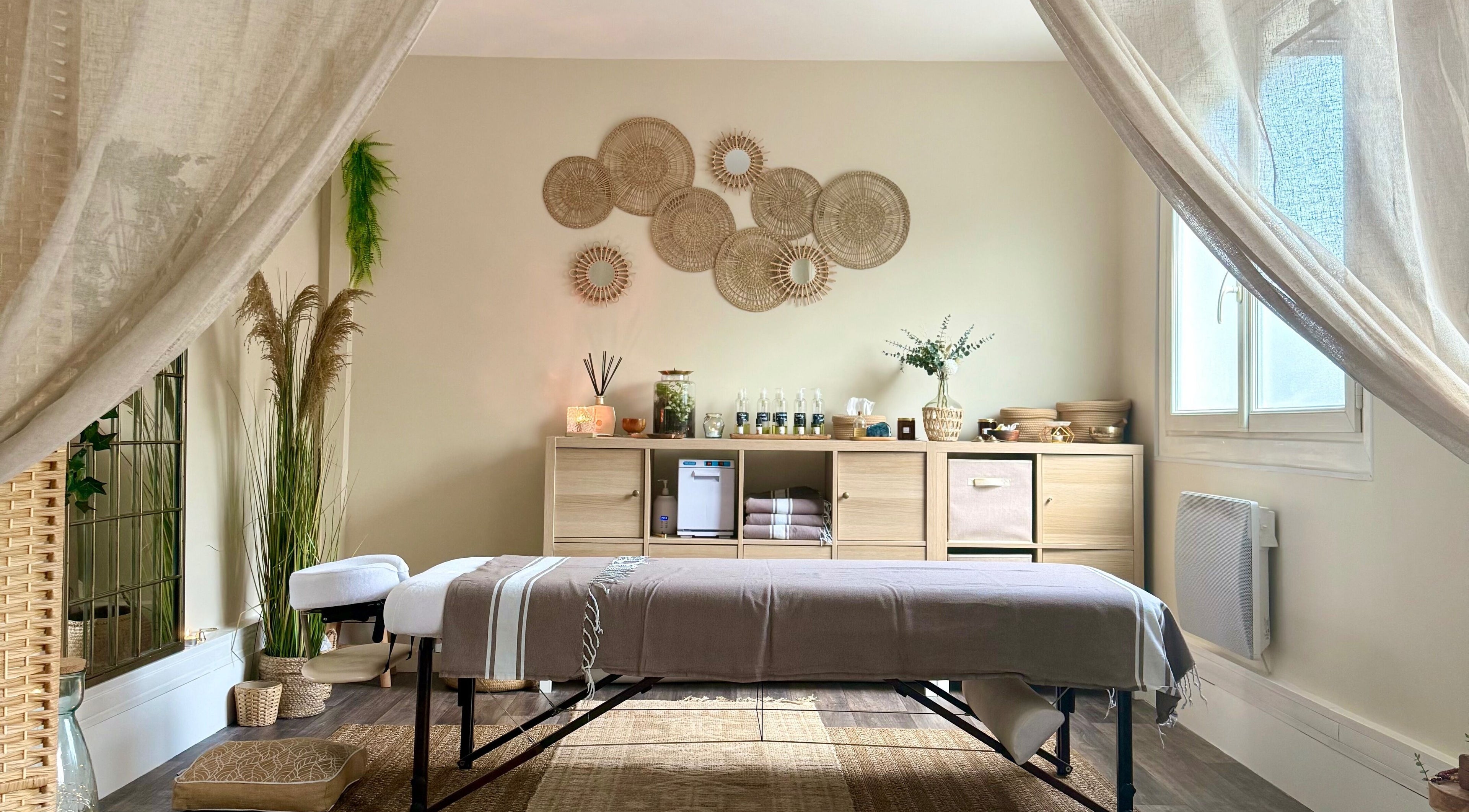 Salle de massage lumineuse chez Ines SELKA - Massage Bien-être, Mantes-la-jolie, Île-de-france, FR.