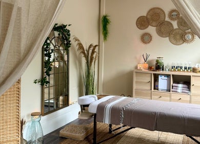 Salle de massage apaisante à Ines SELKA - Massage Bien-être, Mantes-la-jolie, Île-de-france, FR.