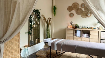 Salle de massage apaisante à Ines SELKA - Massage Bien-être, Mantes-la-jolie, Île-de-france, FR.