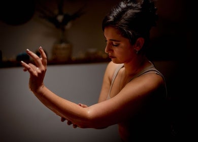 Femme réalisant un massage relaxant à Ines SELKA - Massage Bien-être, Mantes-la-jolie, Île-de-france, FR.