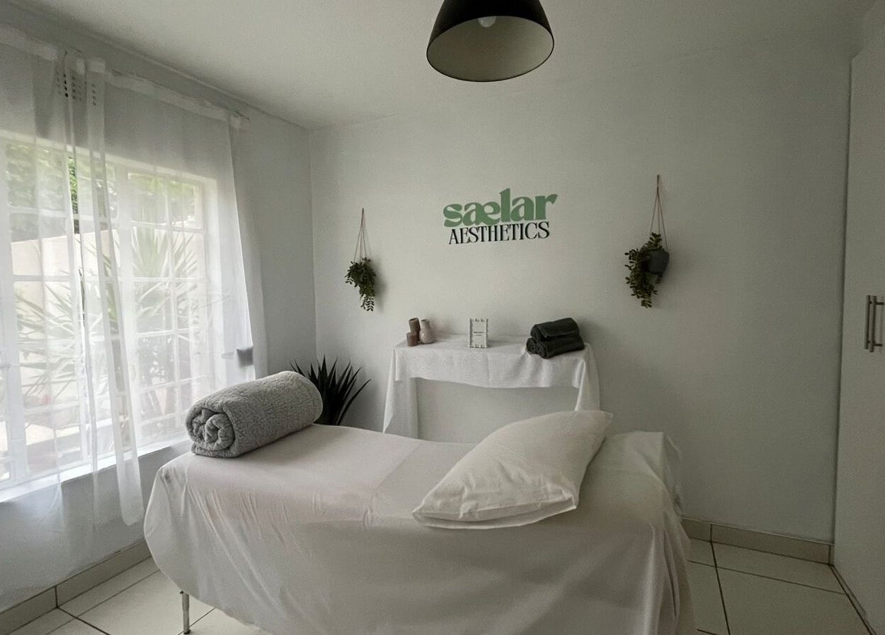 Calming treatment room at Sælar Aesthetics, located in Edenvale, Gauteng, ZA, with natural light and plush bed.