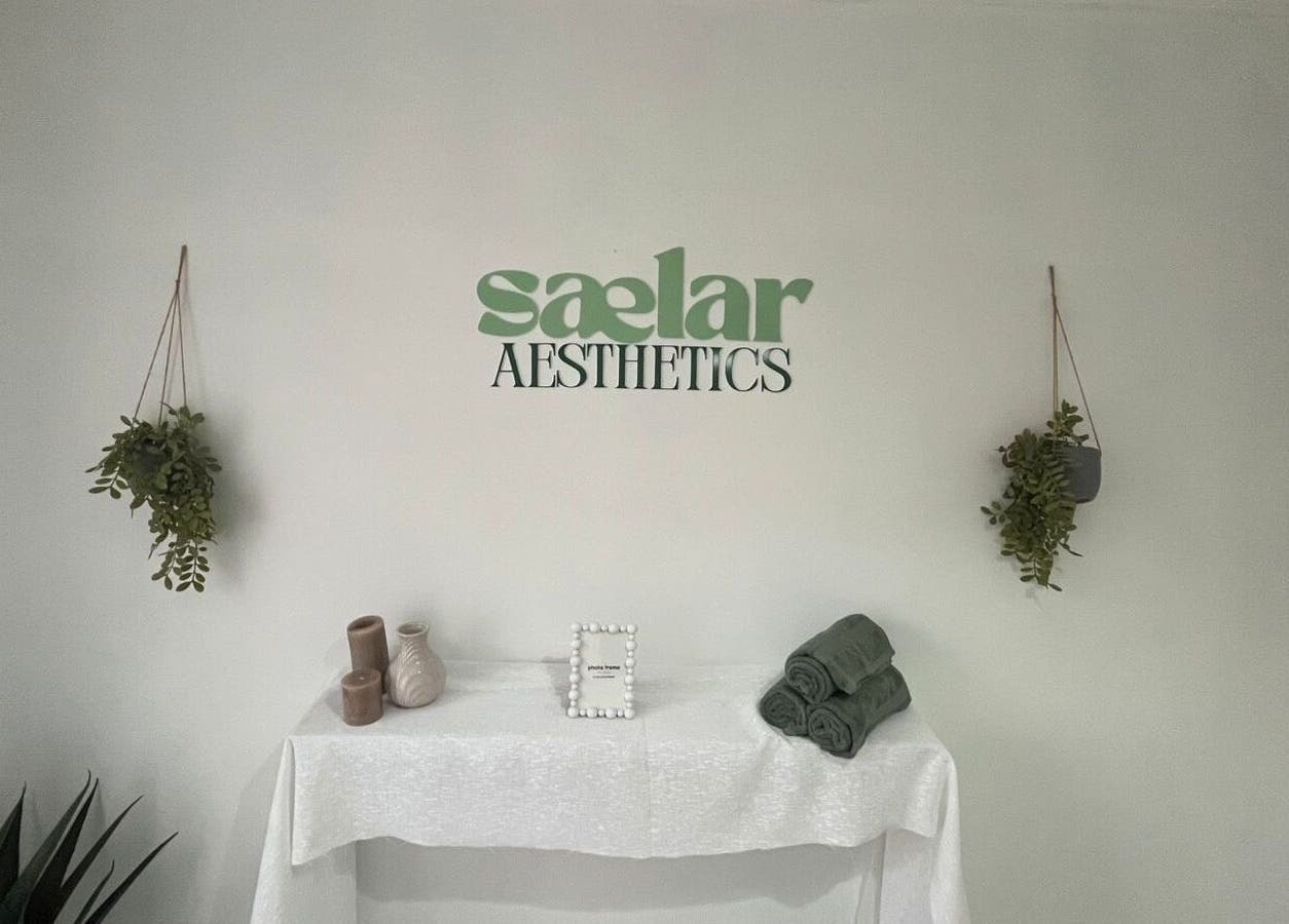 Elegant decor at Sælar Aesthetics in Edenvale, Gauteng, ZA with green plants and stylish towels.