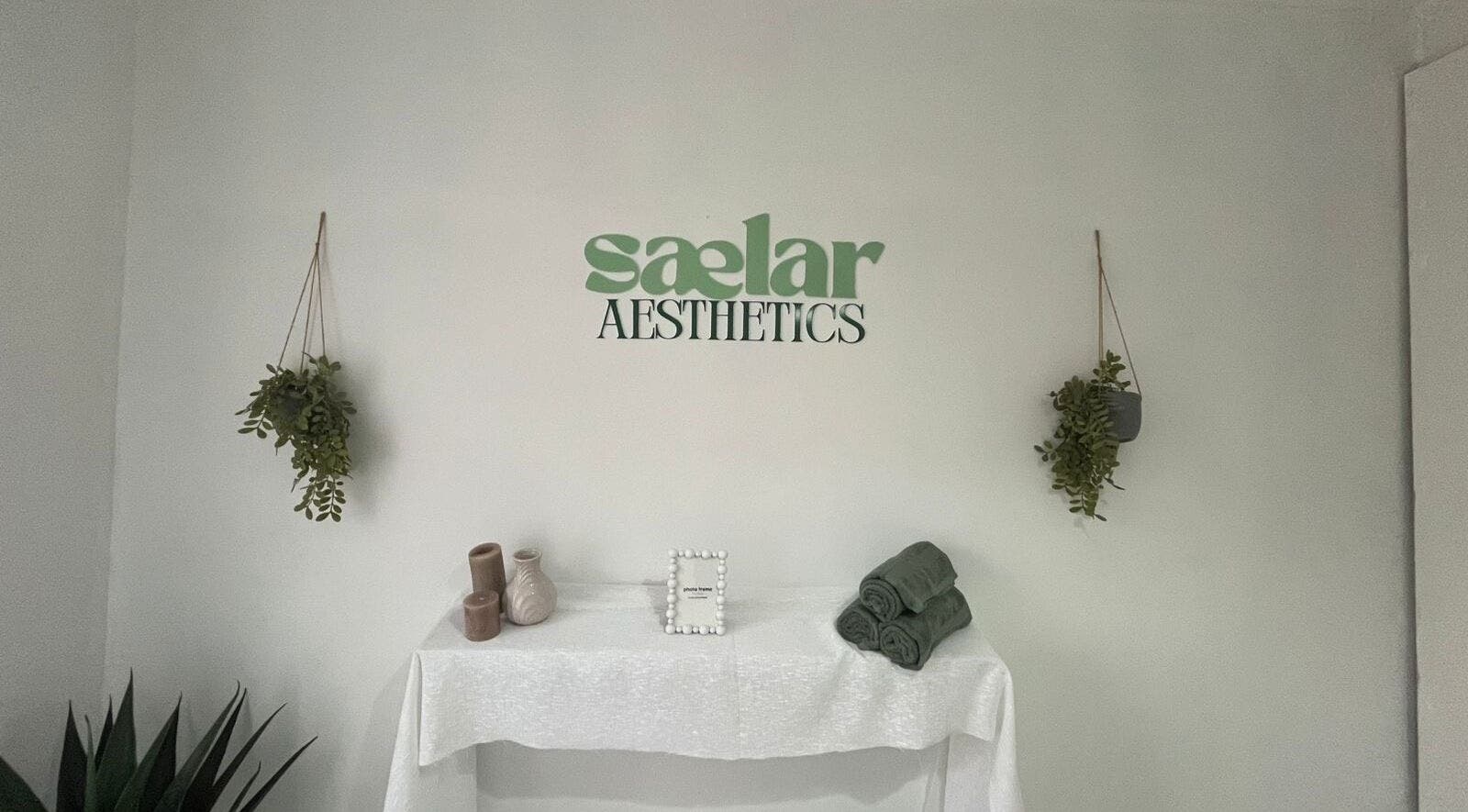 Elegant decor at Sælar Aesthetics in Edenvale, Gauteng, ZA with green plants and stylish towels.