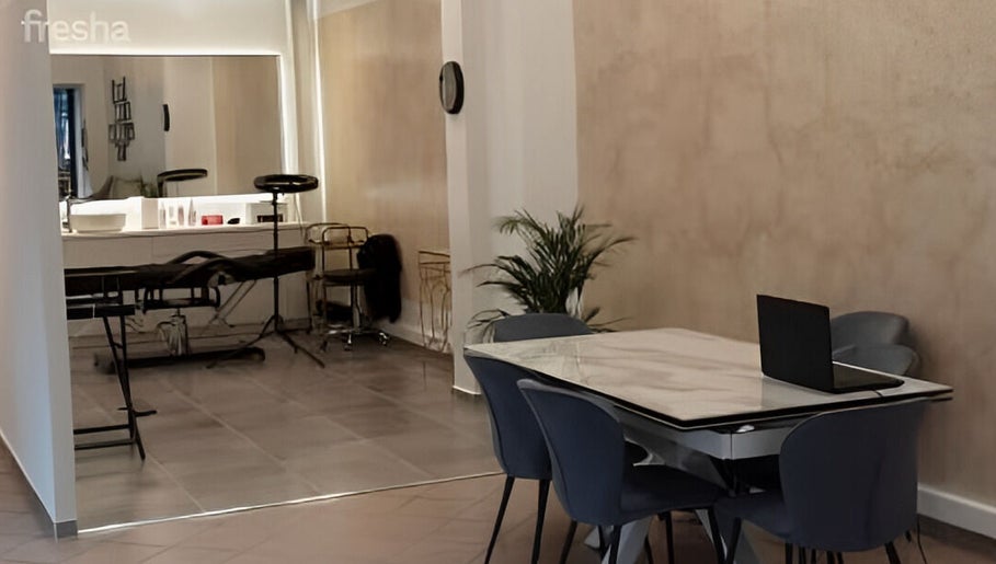 Χαλαρωτικό εσωτερικό χώρου στο MR Permanent Beauty, Μαρούσι, GR, με κομψή διακόσμηση και καθαρές γραμμές.
