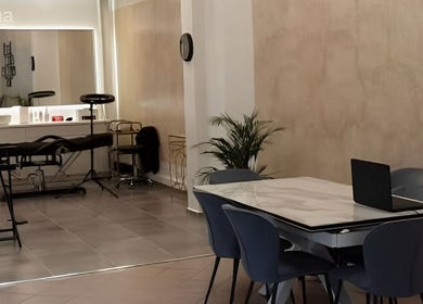 Χαλαρωτικό εσωτερικό χώρου στο MR Permanent Beauty, Μαρούσι, GR, με κομψή διακόσμηση και καθαρές γραμμές.