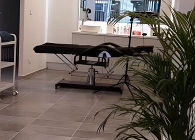 Ένας σύγχρονος και κομψός χώρος θεραπείας στο MR Permanent Beauty, Marousi, GR.