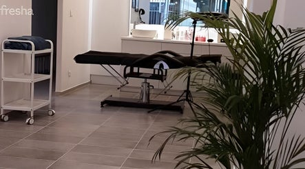 Ένας σύγχρονος και κομψός χώρος θεραπείας στο MR Permanent Beauty, Marousi, GR.