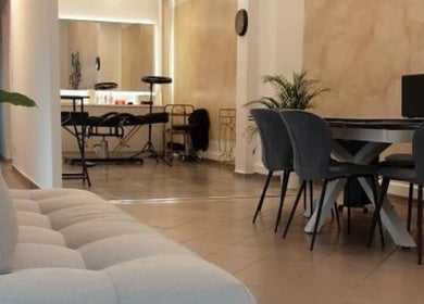 Άνετος χώρος στο MR Permanent Beauty, Marousi, GR, με μοντέρνα επίπλωση και γωνιά περιποίησης.