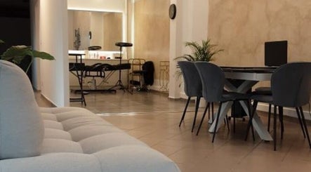 Άνετος χώρος στο MR Permanent Beauty, Marousi, GR, με μοντέρνα επίπλωση και γωνιά περιποίησης.