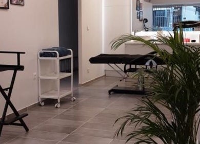 Εσωτερικός χώρος του MR Permanent Beauty στο Μαρούσι, GR με επαγγελματική καρέκλα και μοντέρνα διακόσμηση.