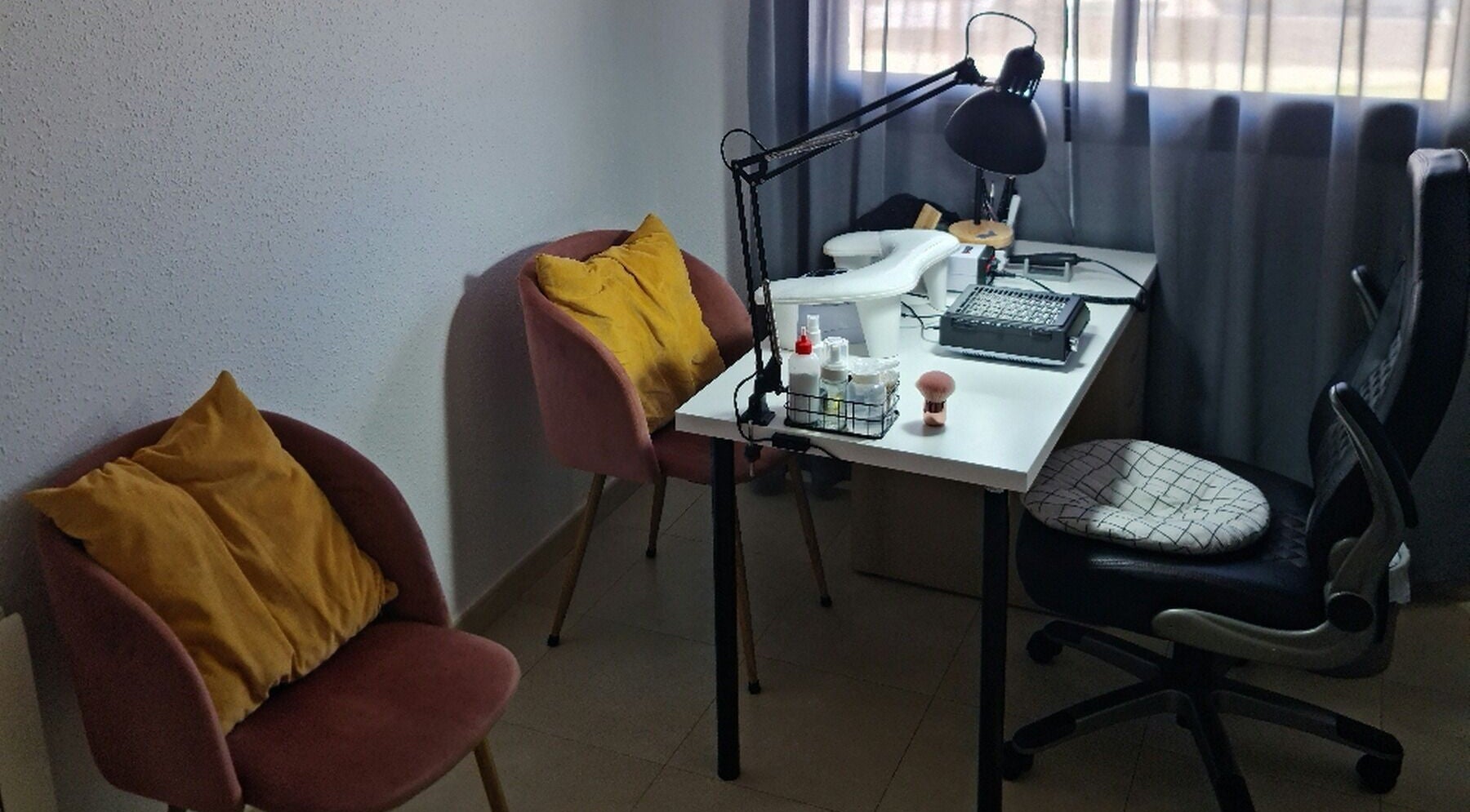 Стильный интерьер нео_nnail в Sant Maure, Catalunya, ES, с удобными креслами и рабочим местом.