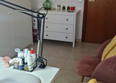 Стильный маникюрный стол в neo_nnail, Sant Maure, Catalunya, ES с профессиональными инструментами и комфортным креслом.