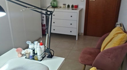 Стильный маникюрный стол в neo_nnail, Sant Maure, Catalunya, ES с профессиональными инструментами и комфортным креслом.